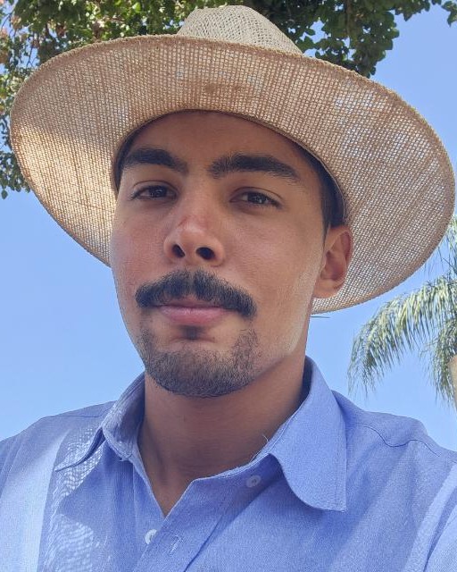 Lucas Minatel dos Santos, fundador da Agrolumina, no campo em Sertãozinho (SP)
